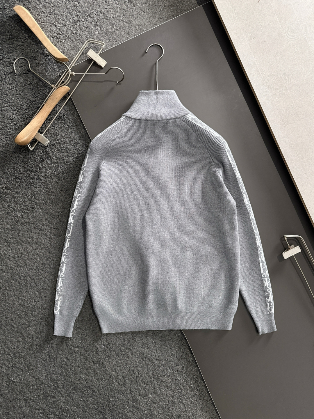 CD 重磅推荐！2025aw秋冬新款 专柜同步 时尚经典基础款针织开衫 秋冬必备款 采用针织衫加厚毛衣，