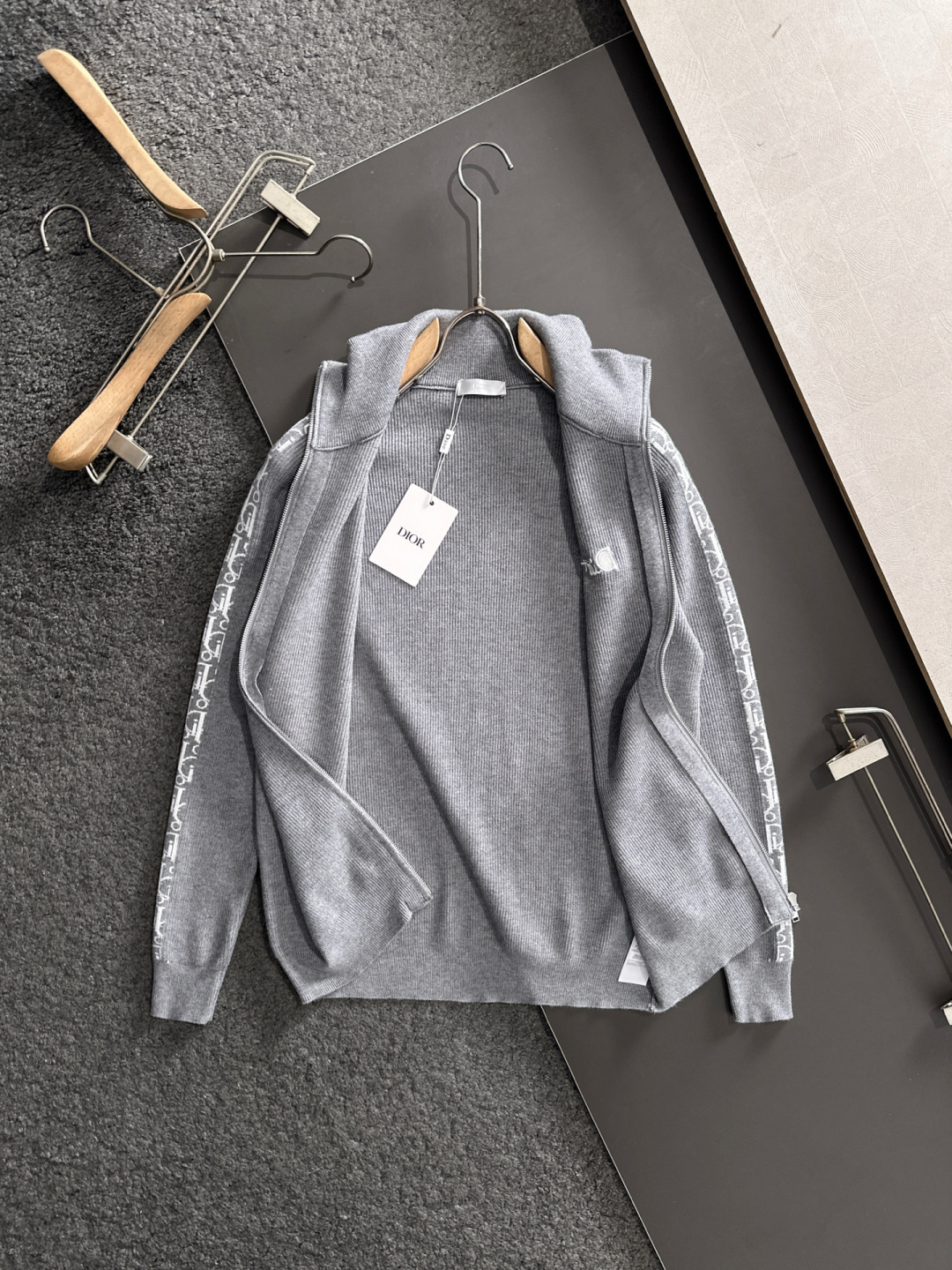 CD 重磅推荐！2025aw秋冬新款 专柜同步 时尚经典基础款针织开衫 秋冬必备款 采用针织衫加厚毛衣，