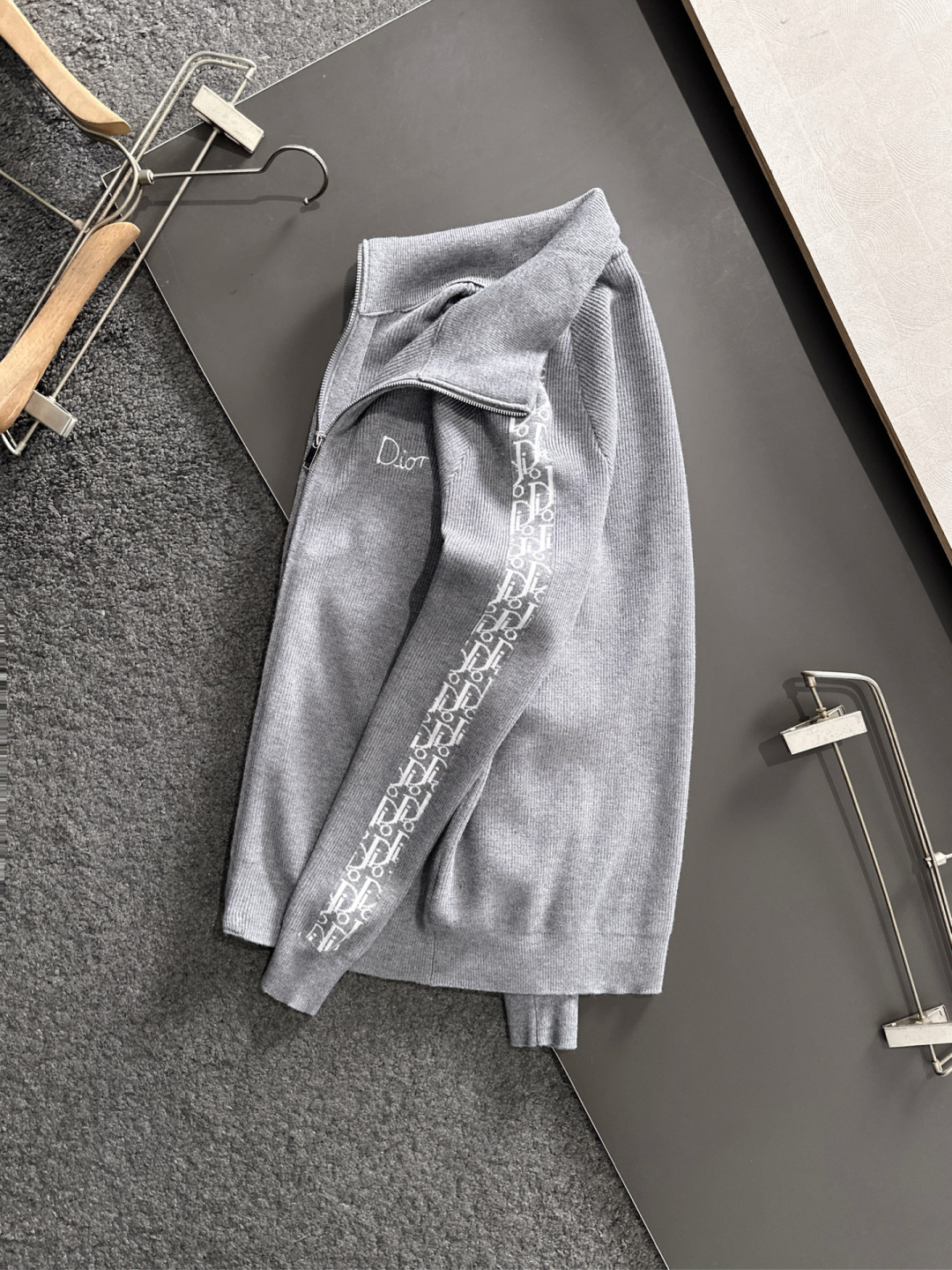 CD 重磅推荐！2025aw秋冬新款 专柜同步 时尚经典基础款针织开衫 秋冬必备款 采用针织衫加厚毛衣，