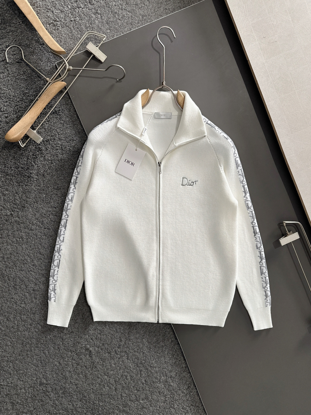 CD 重磅推荐！2025aw秋冬新款 专柜同步 时尚经典基础款针织开衫 秋冬必备款 采用针织衫加厚毛衣，