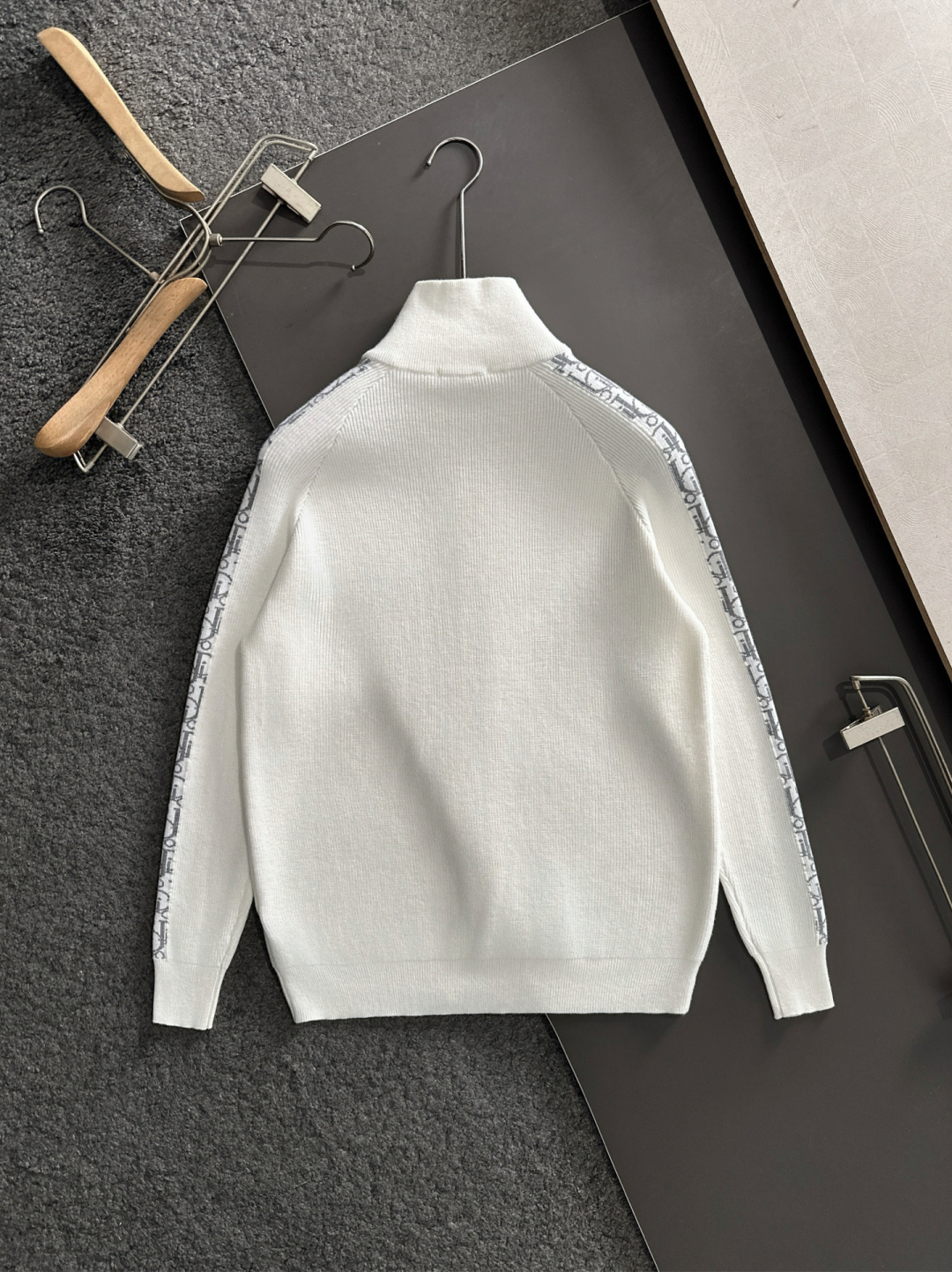 CD 重磅推荐！2025aw秋冬新款 专柜同步 时尚经典基础款针织开衫 秋冬必备款 采用针织衫加厚毛衣，