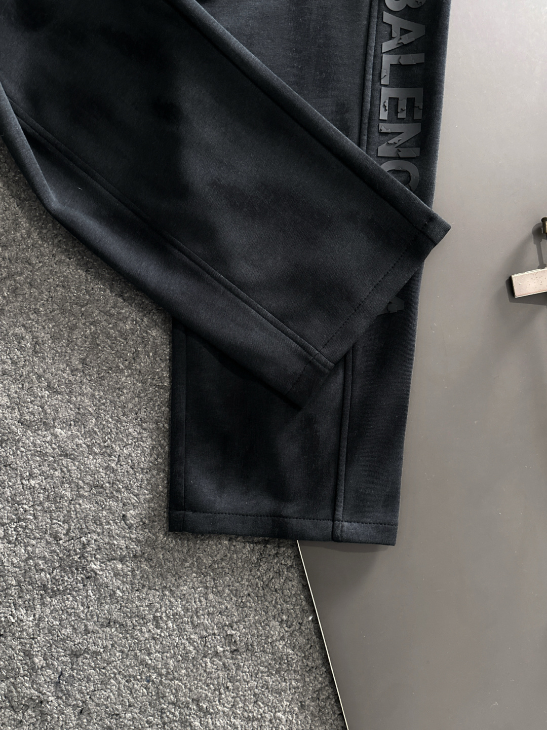 BAL 2025秋冬新品休闲裤，经典款百看不厌，裤身工艺设计，进口客供辅料、面料定制，每个细节做到极致，