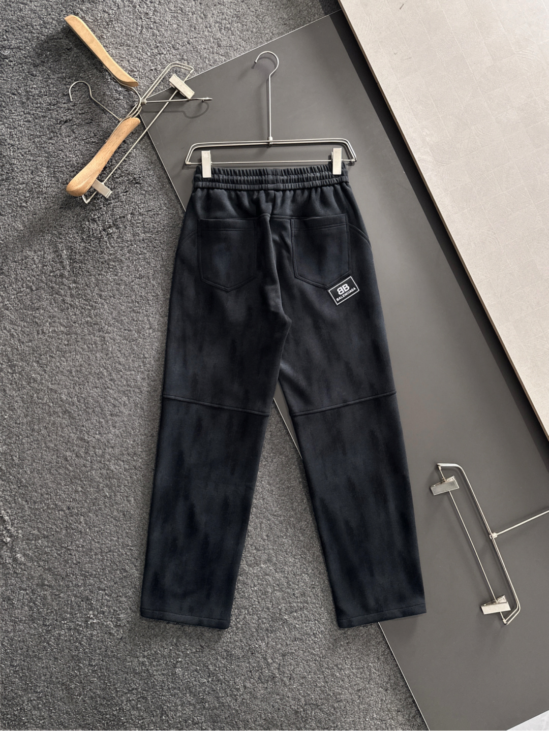 BAL 2025秋冬新品休闲裤，经典款百看不厌，裤身工艺设计，进口客供辅料、面料定制，每个细节做到极致，