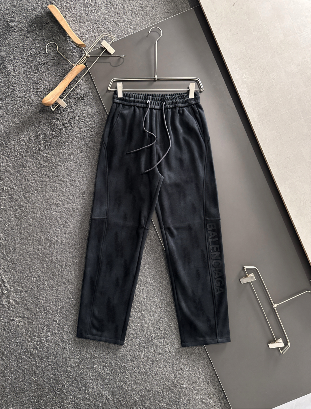 BAL 2025秋冬新品休闲裤，经典款百看不厌，裤身工艺设计，进口客供辅料、面料定制，每个细节做到极致，