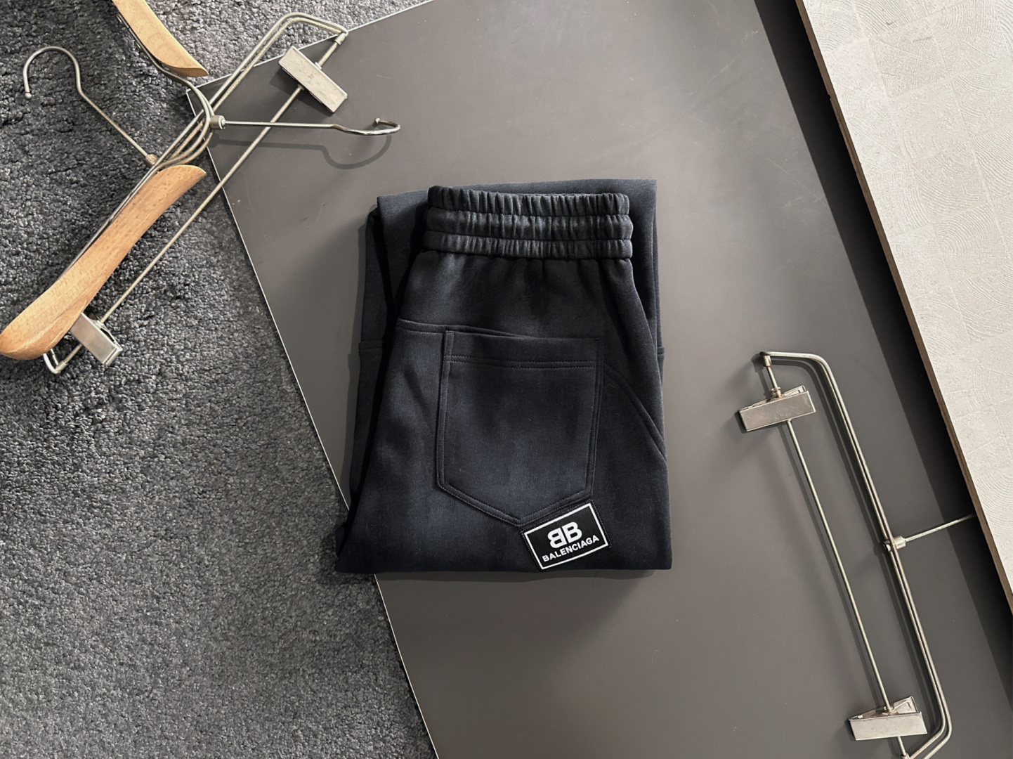 BAL 2025秋冬新品休闲裤，经典款百看不厌，裤身工艺设计，进口客供辅料、面料定制，每个细节做到极致，