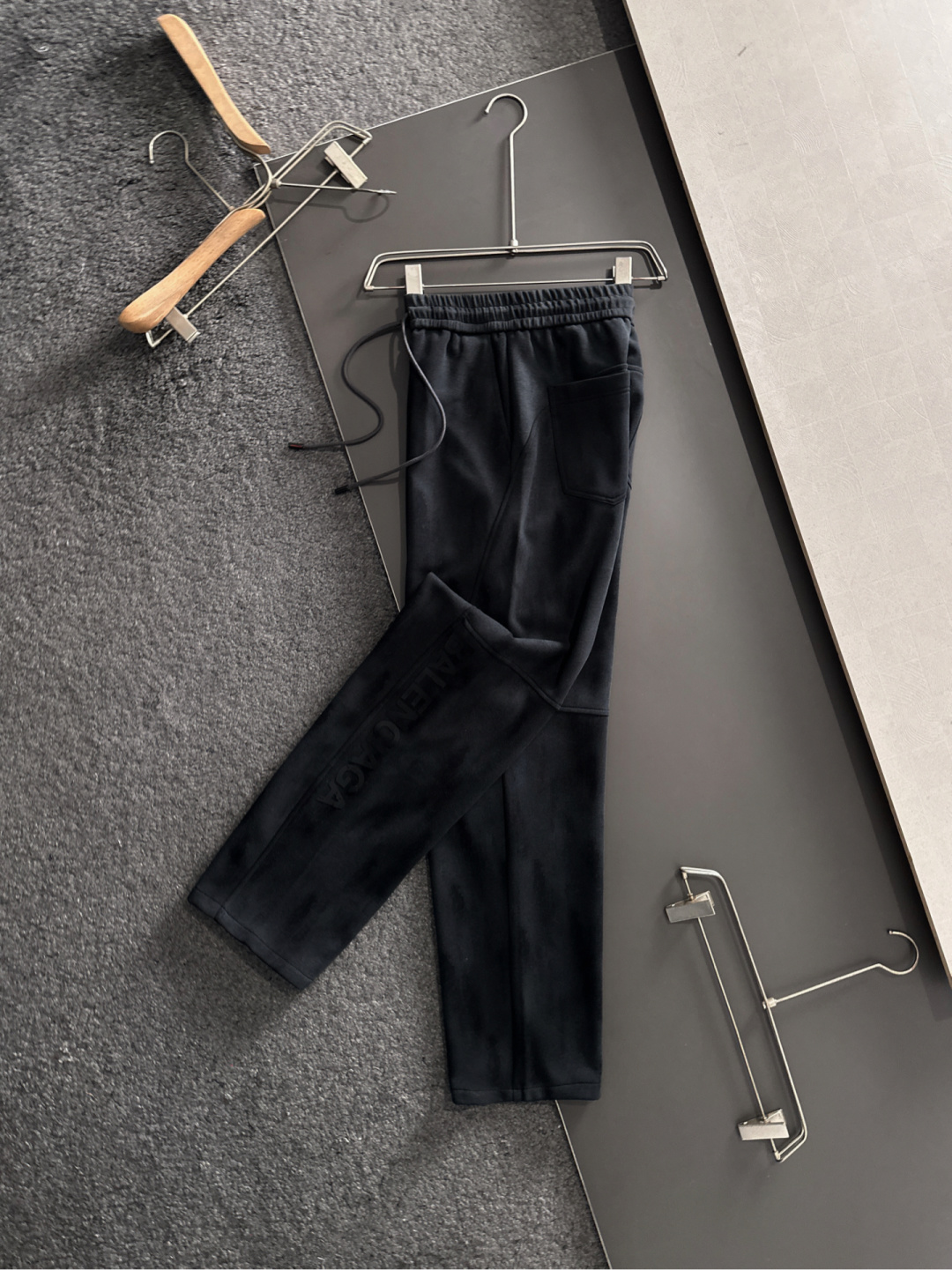 BAL 2025秋冬新品休闲裤，经典款百看不厌，裤身工艺设计，进口客供辅料、面料定制，每个细节做到极致，