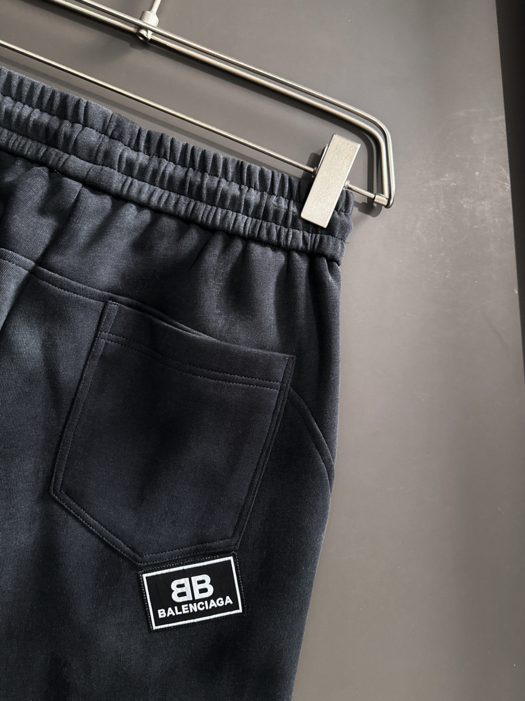 BAL 2025秋冬新品休闲裤，经典款百看不厌，裤身工艺设计，进口客供辅料、面料定制，每个细节做到极致，