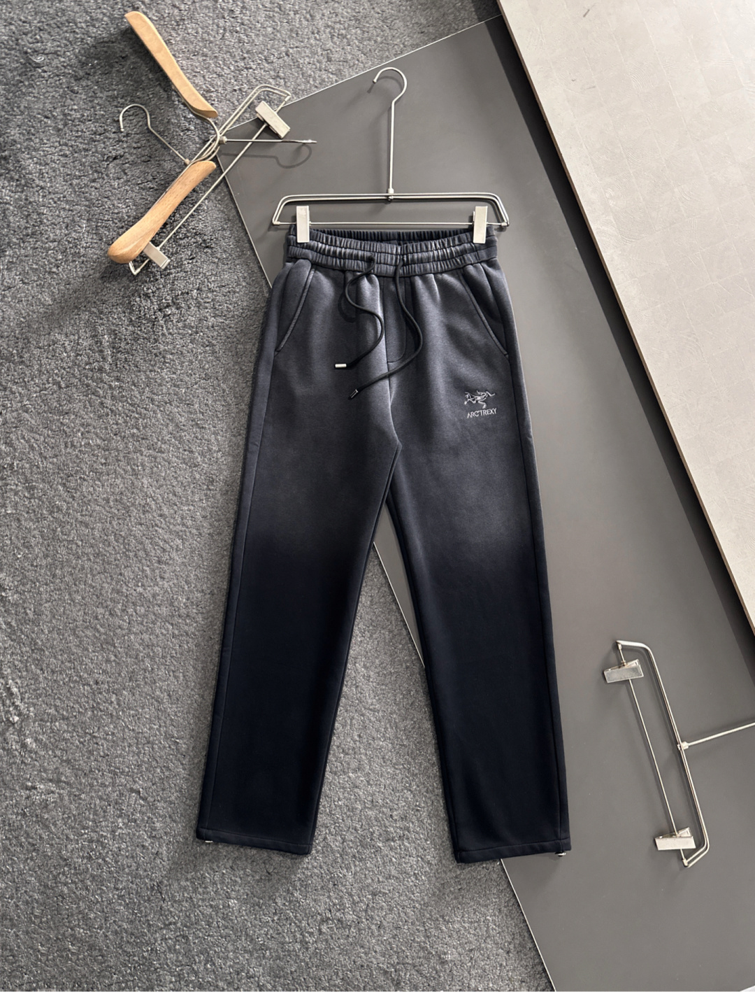 ARC 2025秋冬新品休闲裤，经典款百看不厌，裤身工艺设计，进口客供辅料、面料定制，每个细节做到极致，