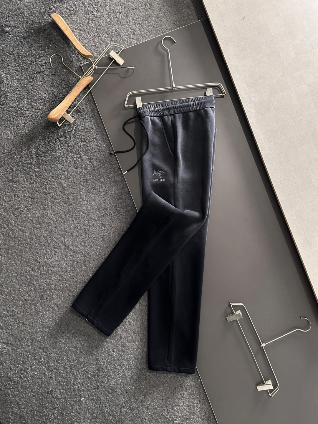 ARC 2025秋冬新品休闲裤，经典款百看不厌，裤身工艺设计，进口客供辅料、面料定制，每个细节做到极致，