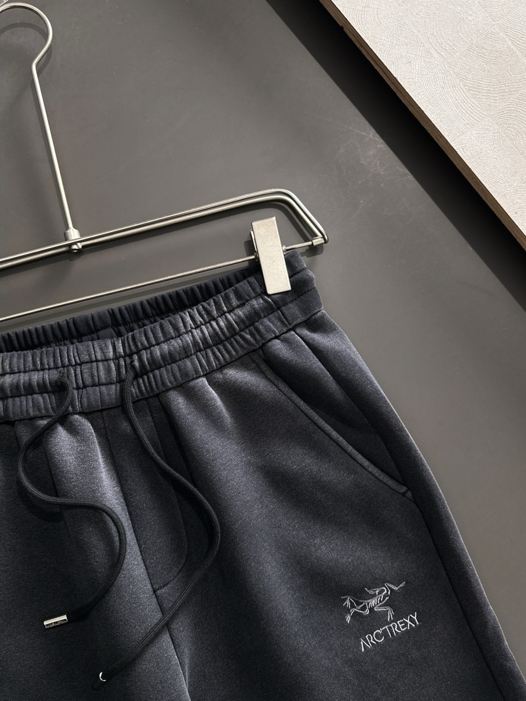 ARC 2025秋冬新品休闲裤，经典款百看不厌，裤身工艺设计，进口客供辅料、面料定制，每个细节做到极致，