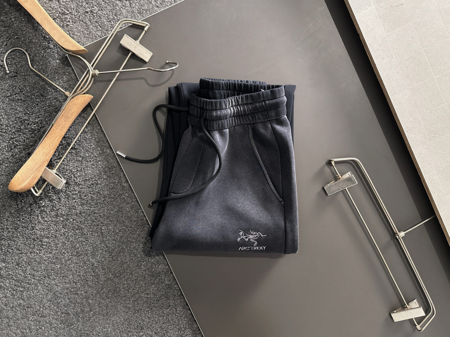 ARC 2025秋冬新品休闲裤，经典款百看不厌，裤身工艺设计，进口客供辅料、面料定制，每个细节做到极致，