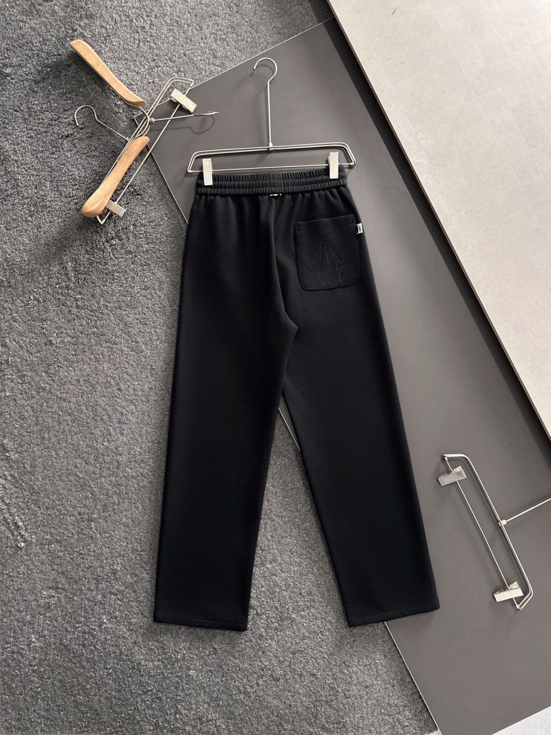 MON 2025秋冬新品休闲裤，经典款百看不厌，裤身工艺设计，进口客供辅料、面料定制，每个细节做到极致，