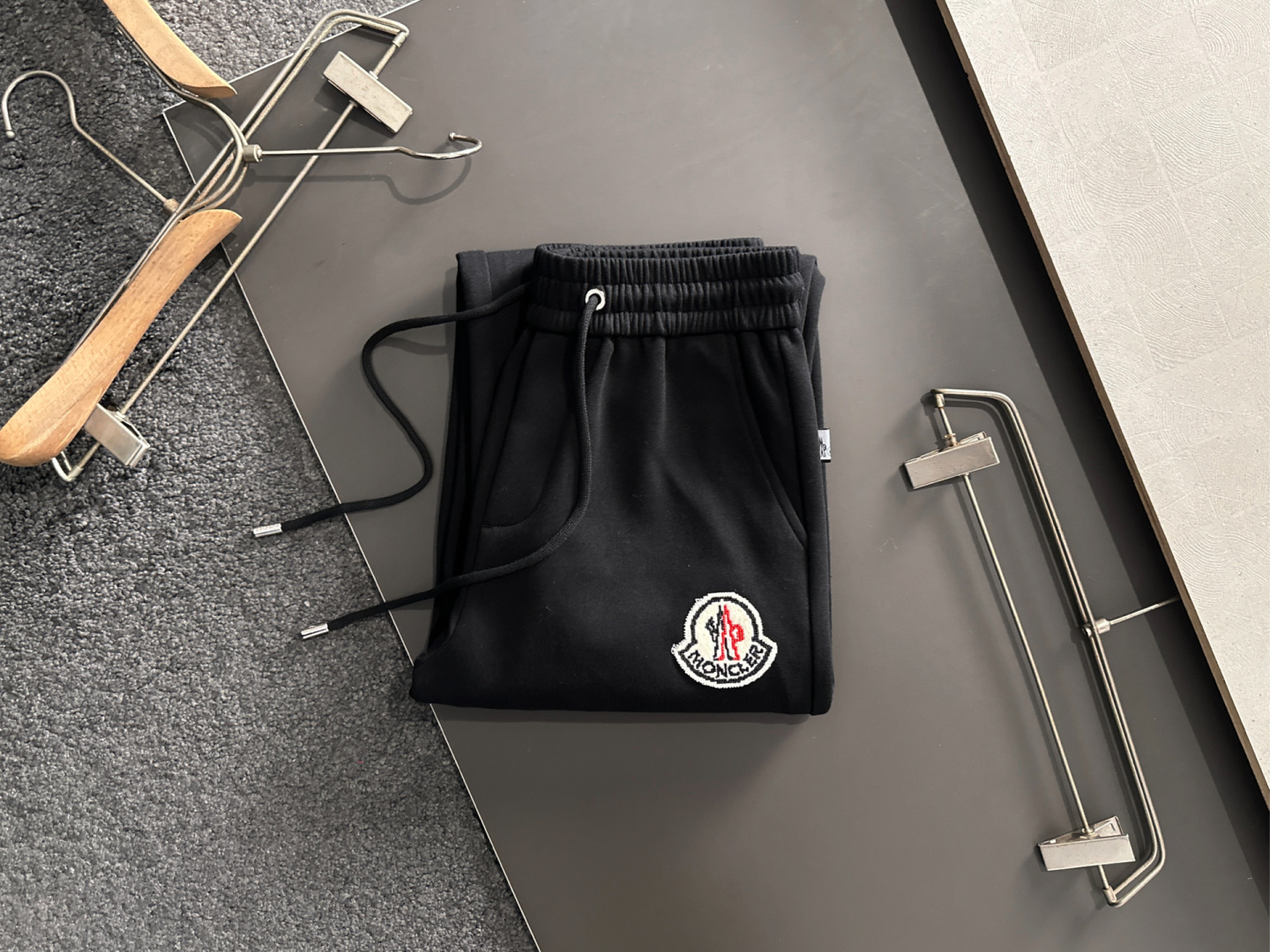 MON 2025秋冬新品休闲裤，经典款百看不厌，裤身工艺设计，进口客供辅料、面料定制，每个细节做到极致，