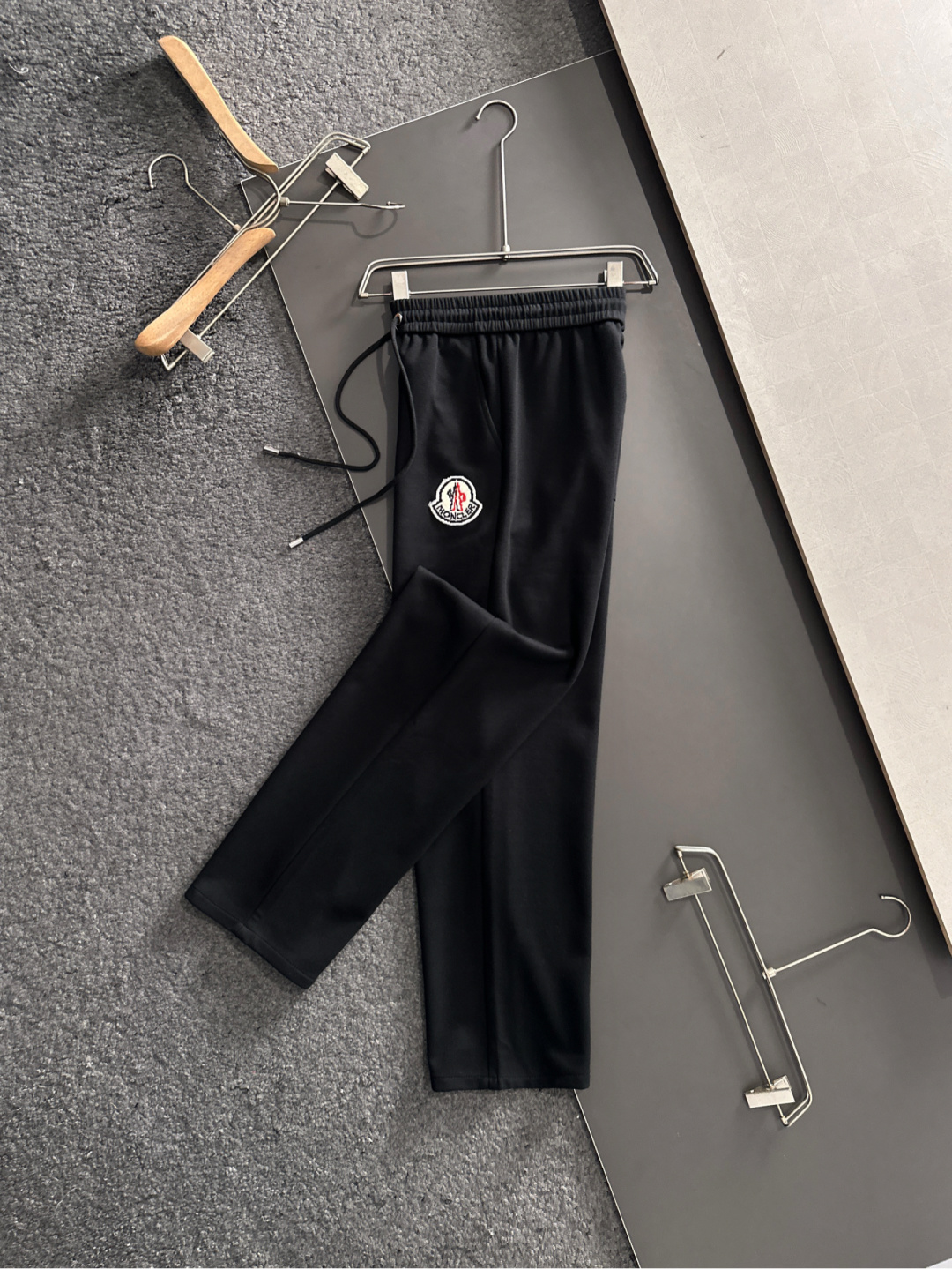 MON 2025秋冬新品休闲裤，经典款百看不厌，裤身工艺设计，进口客供辅料、面料定制，每个细节做到极致，