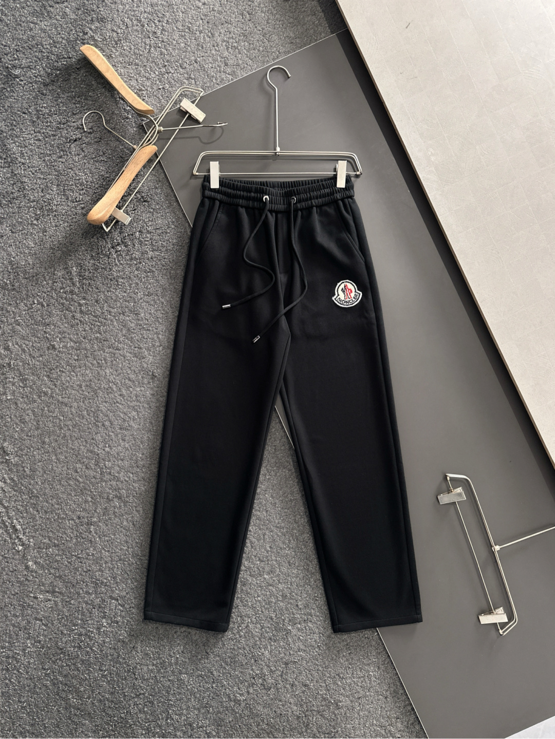 MON 2025秋冬新品休闲裤，经典款百看不厌，裤身工艺设计，进口客供辅料、面料定制，每个细节做到极致，