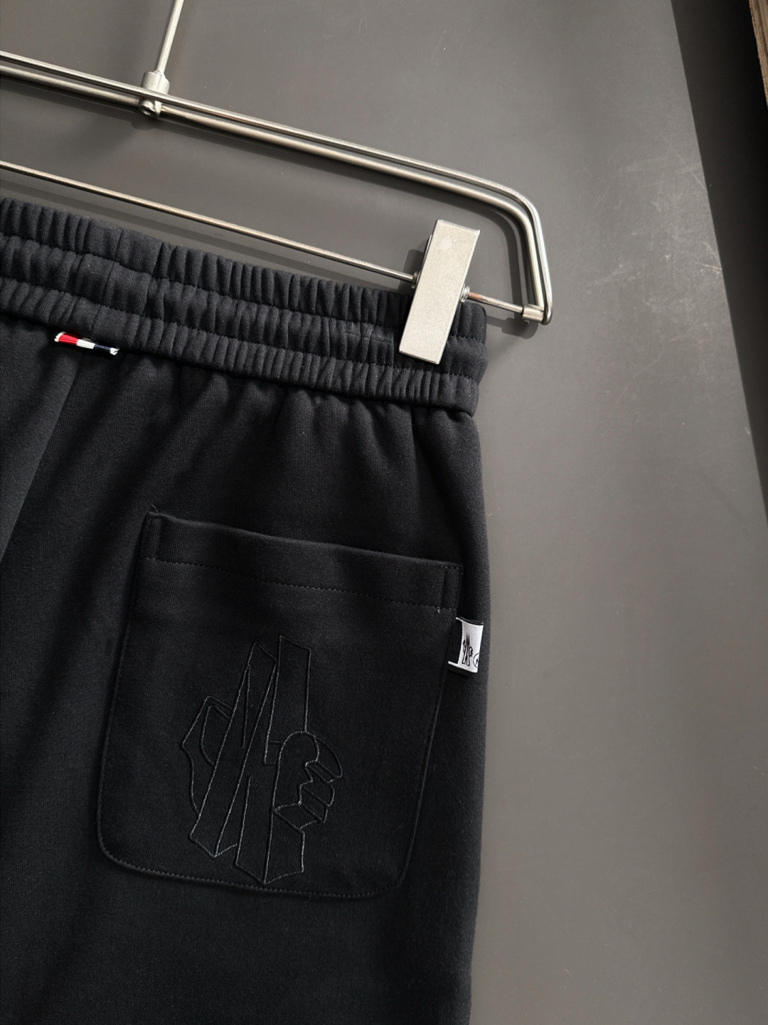 MON 2025秋冬新品休闲裤，经典款百看不厌，裤身工艺设计，进口客供辅料、面料定制，每个细节做到极致，