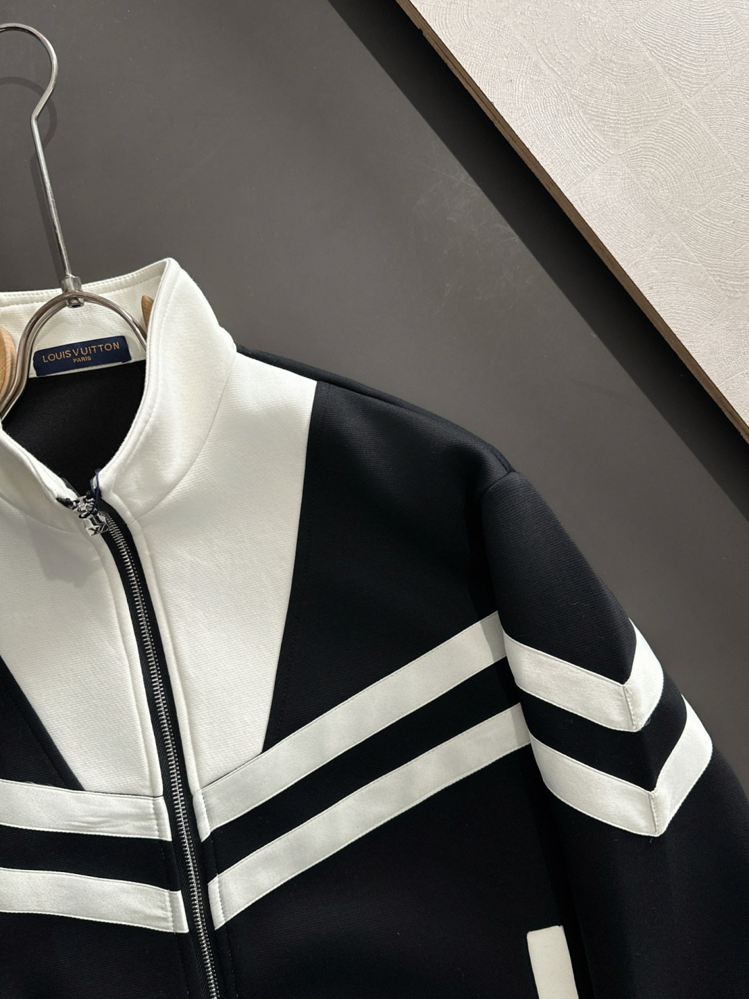 1V 25SS秋冬新款重磅推出男士卫衣开衫外套，定制时尚刺绣提花logo，简约大气设计，立体感十足。个性