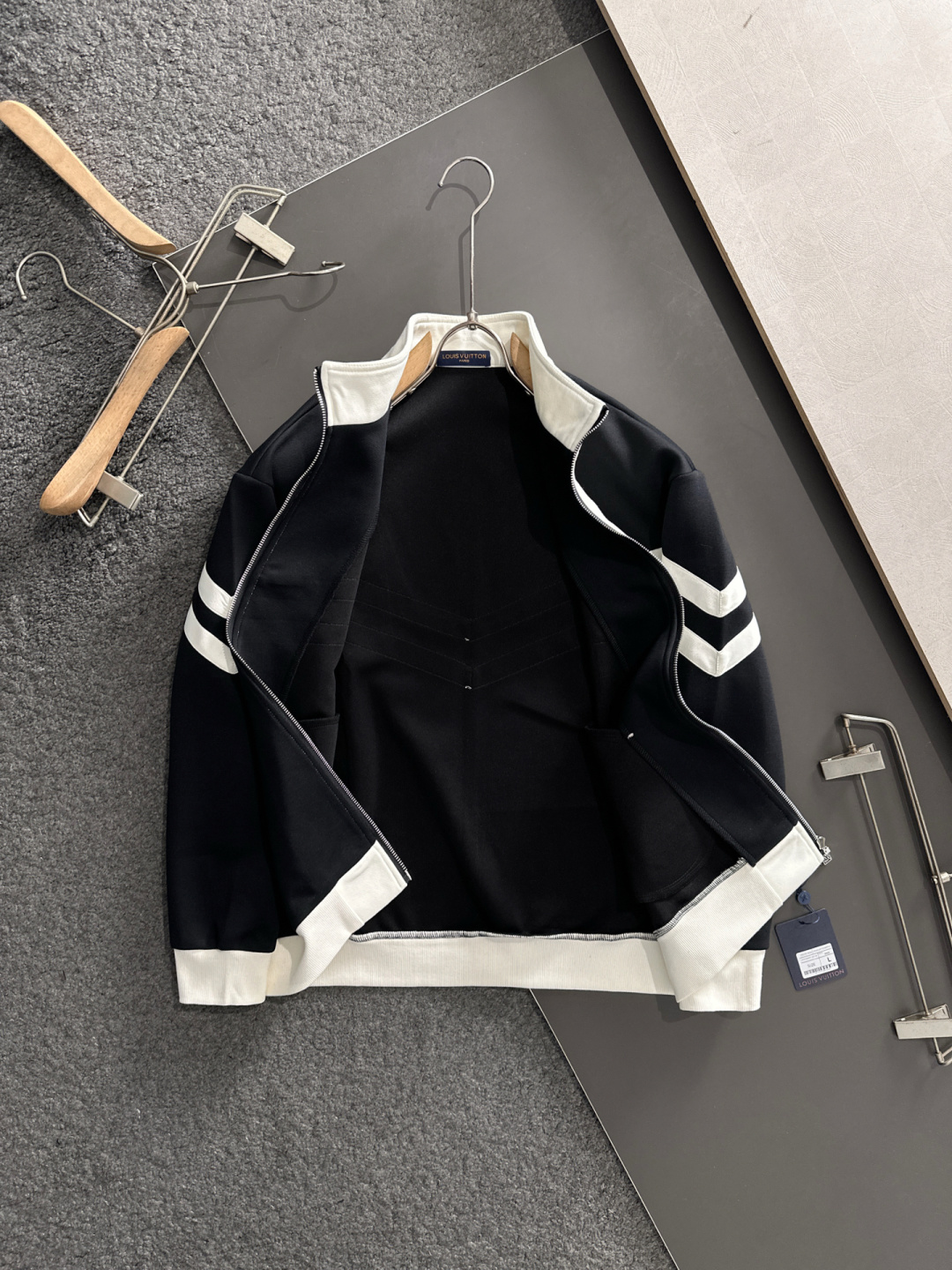 1V 25SS秋冬新款重磅推出男士卫衣开衫外套，定制时尚刺绣提花logo，简约大气设计，立体感十足。个性