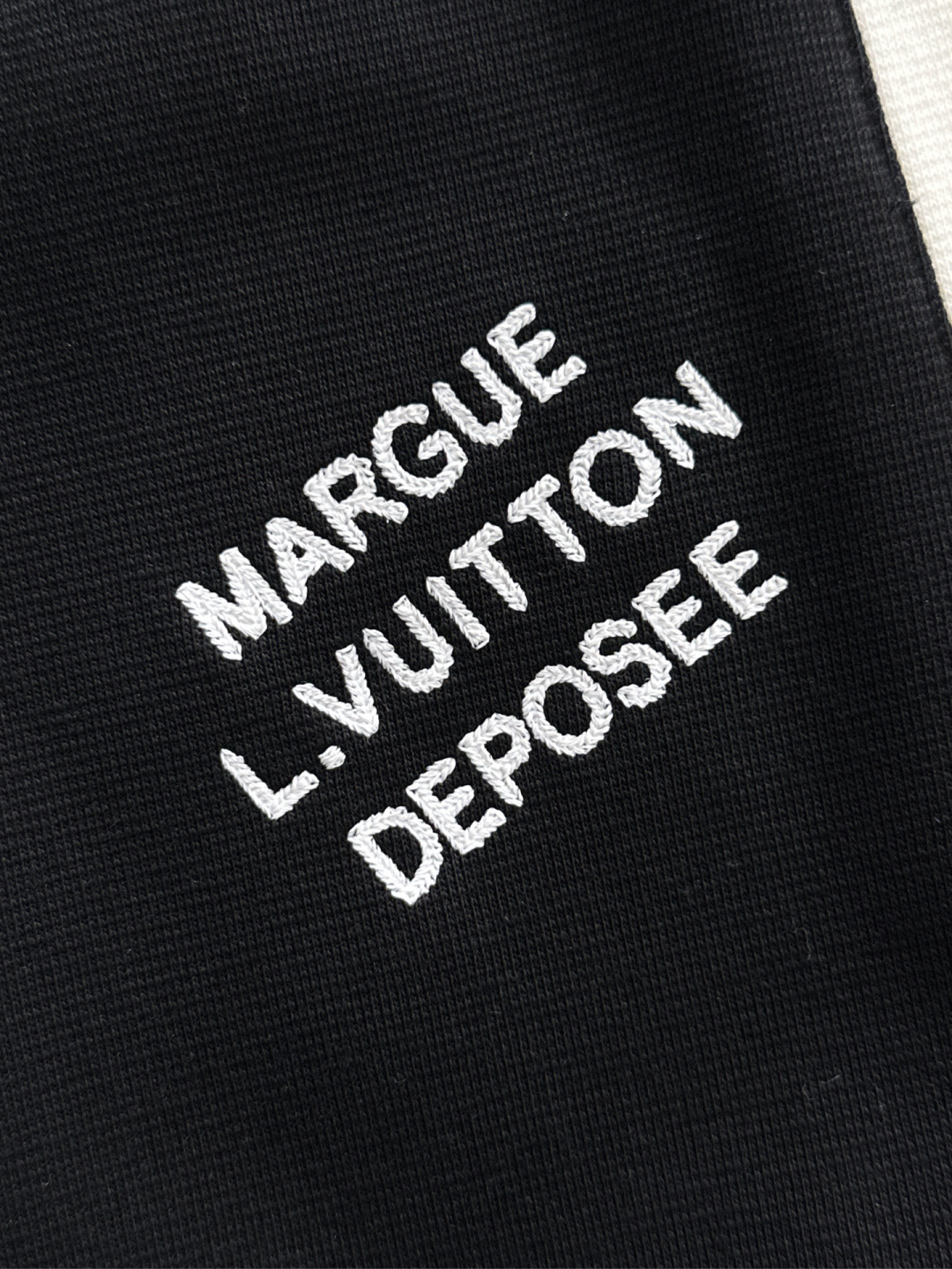 1V 25SS秋冬新款重磅推出男士卫衣开衫外套，定制时尚刺绣提花logo，简约大气设计，立体感十足。个性