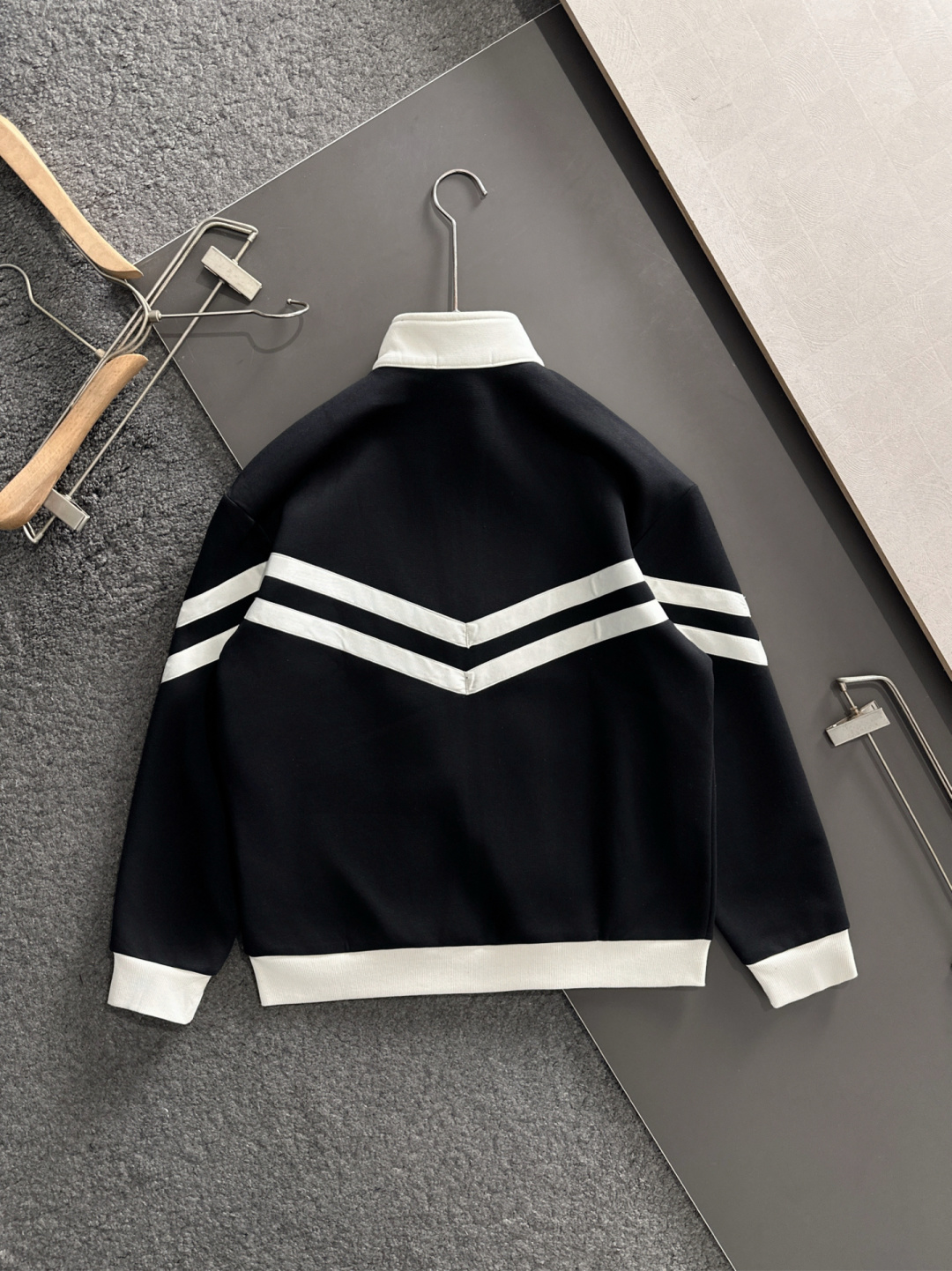 1V 25SS秋冬新款重磅推出男士卫衣开衫外套，定制时尚刺绣提花logo，简约大气设计，立体感十足。个性