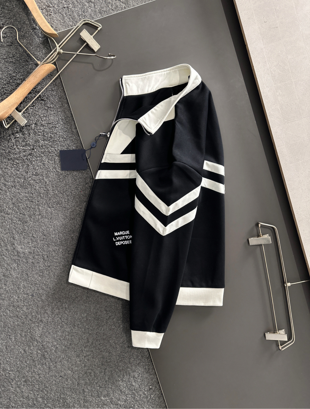 1V 25SS秋冬新款重磅推出男士卫衣开衫外套，定制时尚刺绣提花logo，简约大气设计，立体感十足。个性