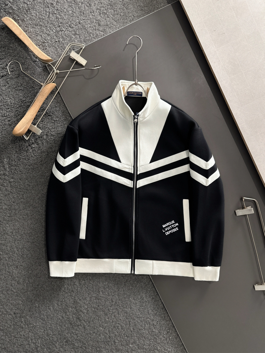 1V 25SS秋冬新款重磅推出男士卫衣开衫外套，定制时尚刺绣提花logo，简约大气设计，立体感十足。个性