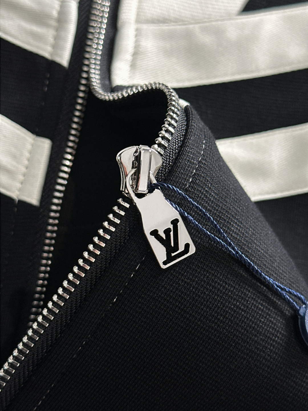 1V 25SS秋冬新款重磅推出男士卫衣开衫外套，定制时尚刺绣提花logo，简约大气设计，立体感十足。个性