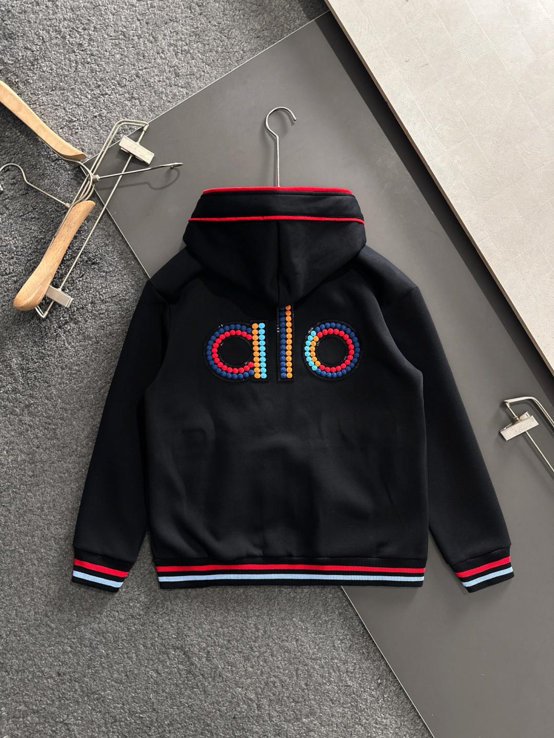 AlO 25SS秋冬新款重磅推出男士卫衣开衫外套，定制时尚刺绣提花logo，简约大气设计，立体感十足。个