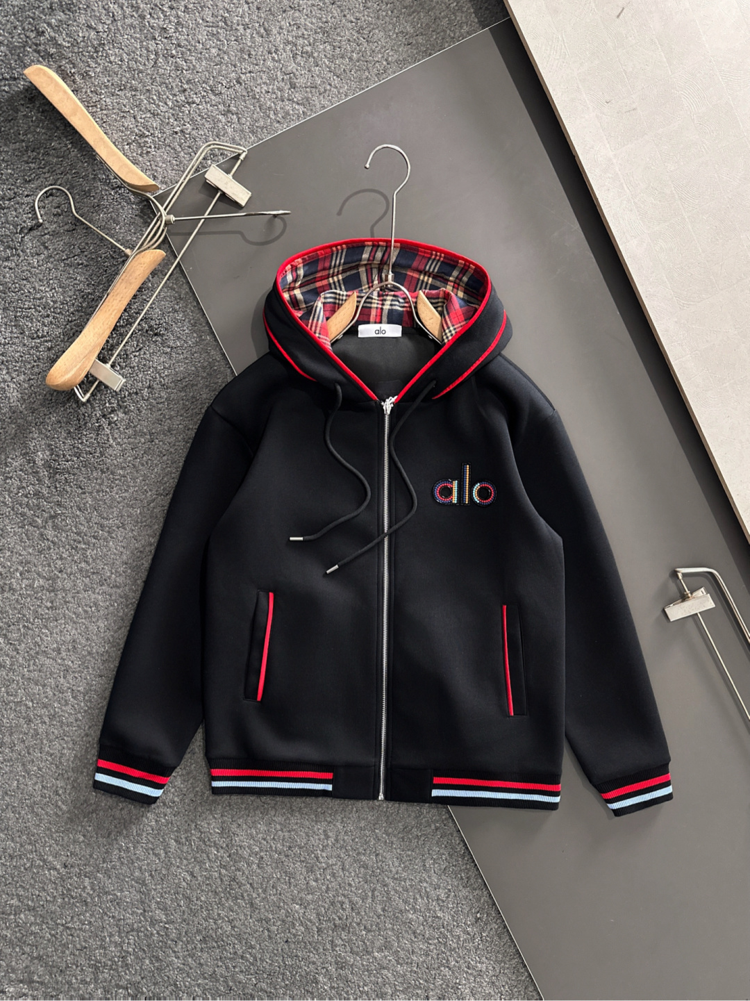 AlO 25SS秋冬新款重磅推出男士卫衣开衫外套，定制时尚刺绣提花logo，简约大气设计，立体感十足。个