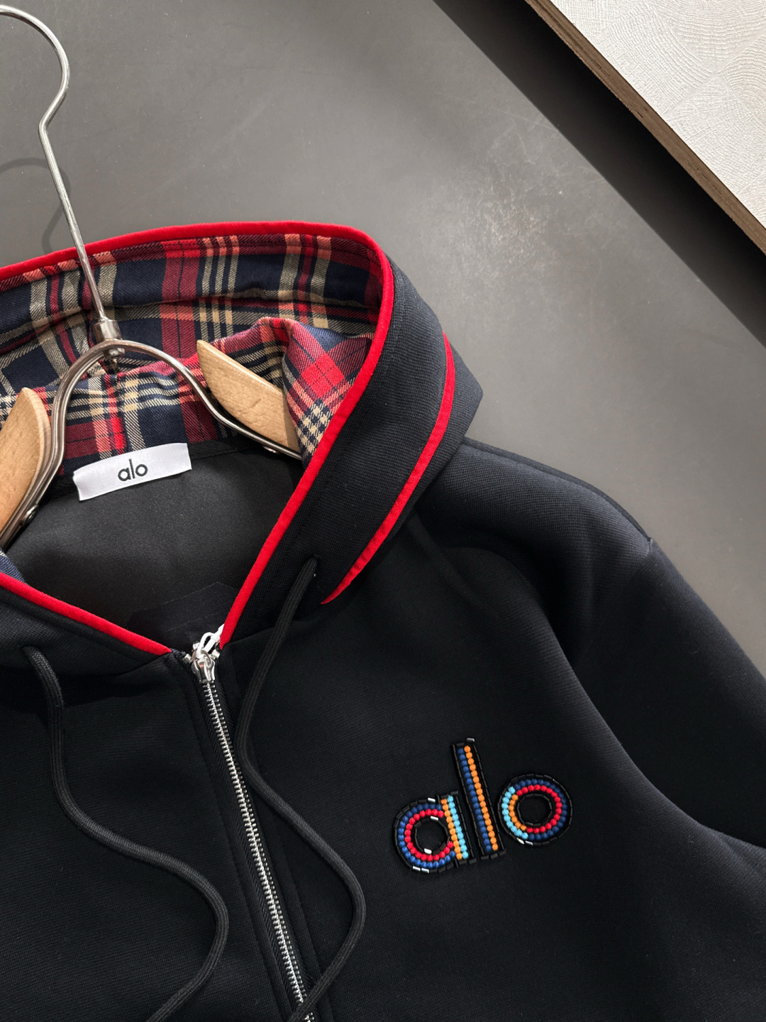 AlO 25SS秋冬新款重磅推出男士卫衣开衫外套，定制时尚刺绣提花logo，简约大气设计，立体感十足。个