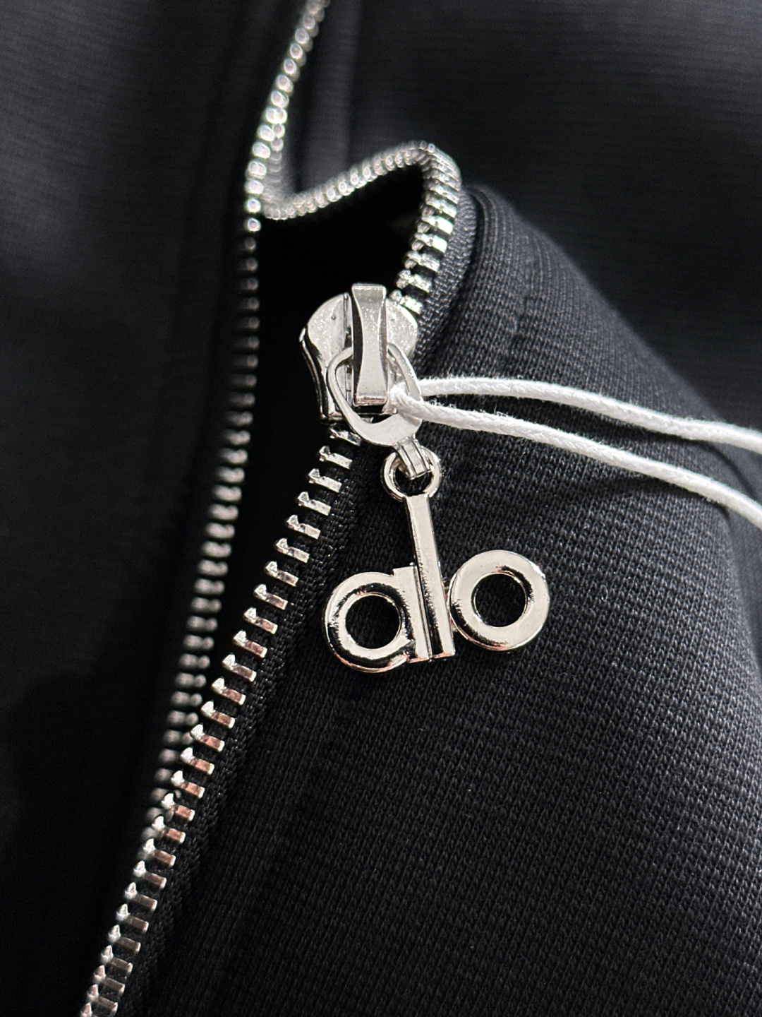 AlO 25SS秋冬新款重磅推出男士卫衣开衫外套，定制时尚刺绣提花logo，简约大气设计，立体感十足。个