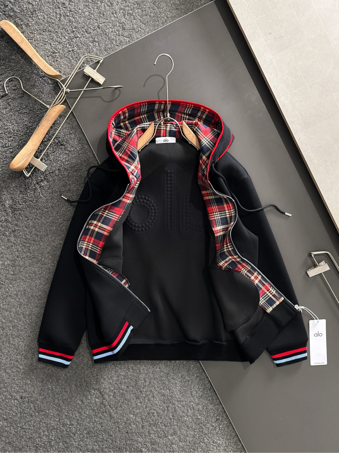 AlO 25SS秋冬新款重磅推出男士卫衣开衫外套，定制时尚刺绣提花logo，简约大气设计，立体感十足。个