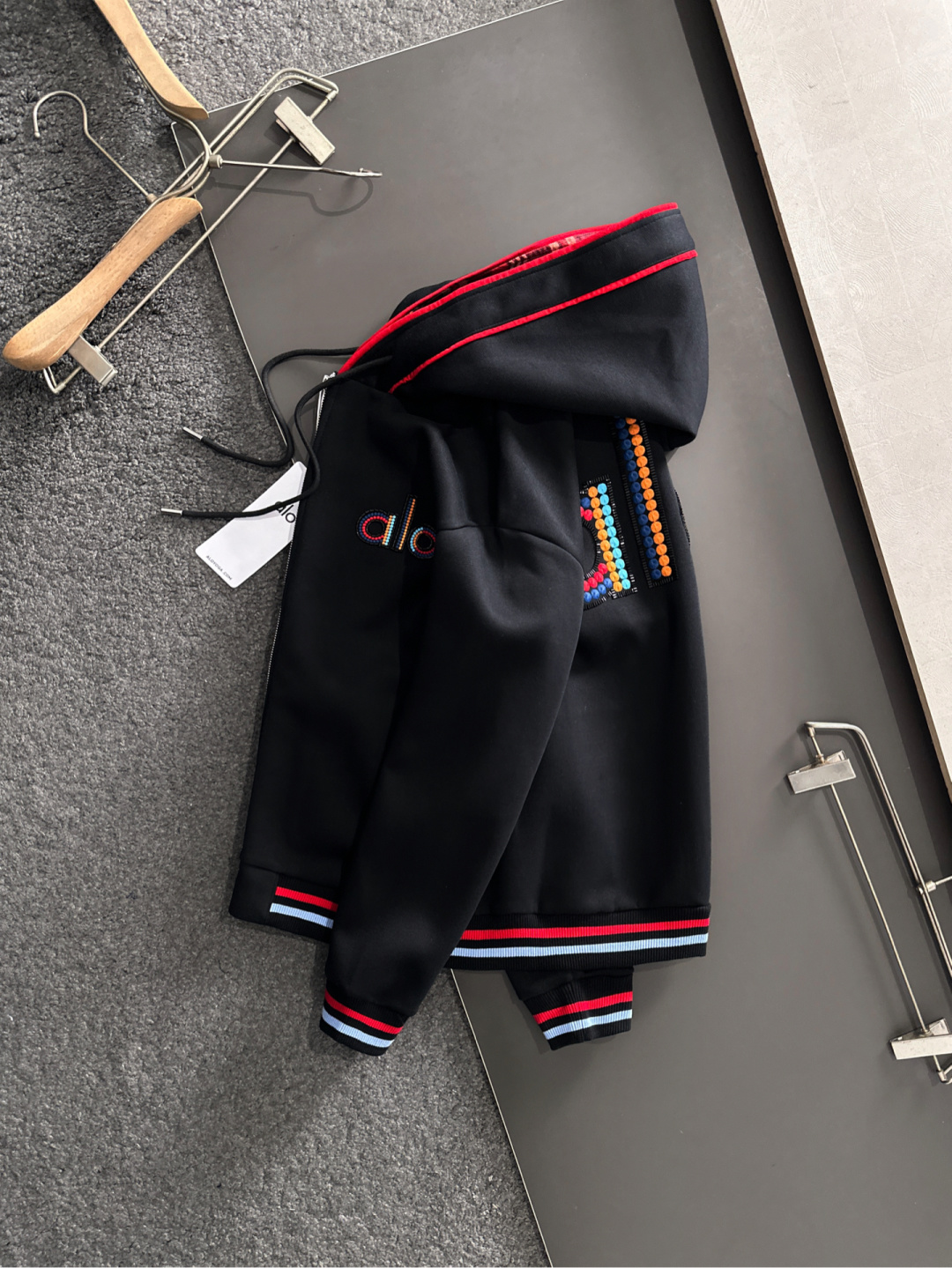 AlO 25SS秋冬新款重磅推出男士卫衣开衫外套，定制时尚刺绣提花logo，简约大气设计，立体感十足。个