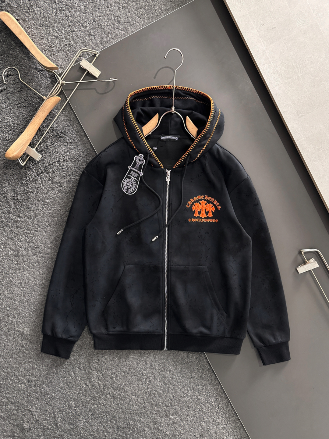 CH 25SS秋冬新款重磅推出男士卫衣开衫外套，定制时尚刺绣提花logo，简约大气设计，立体感十足。个性