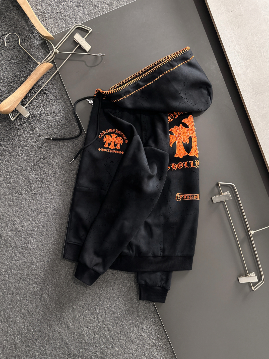 CH 25SS秋冬新款重磅推出男士卫衣开衫外套，定制时尚刺绣提花logo，简约大气设计，立体感十足。个性