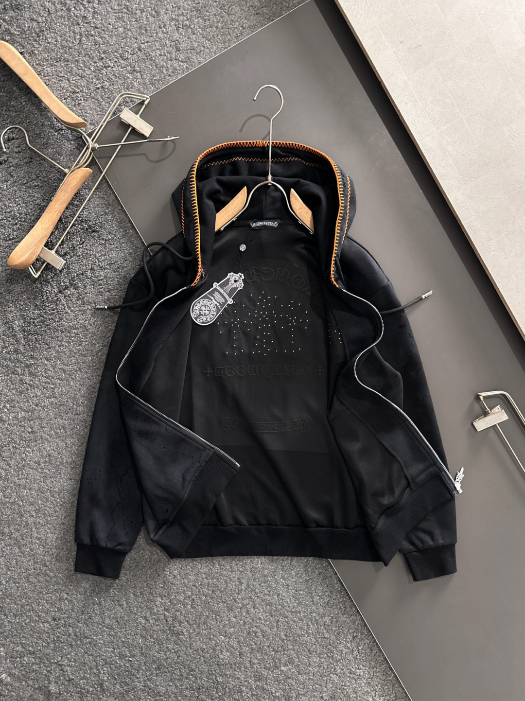 CH 25SS秋冬新款重磅推出男士卫衣开衫外套，定制时尚刺绣提花logo，简约大气设计，立体感十足。个性