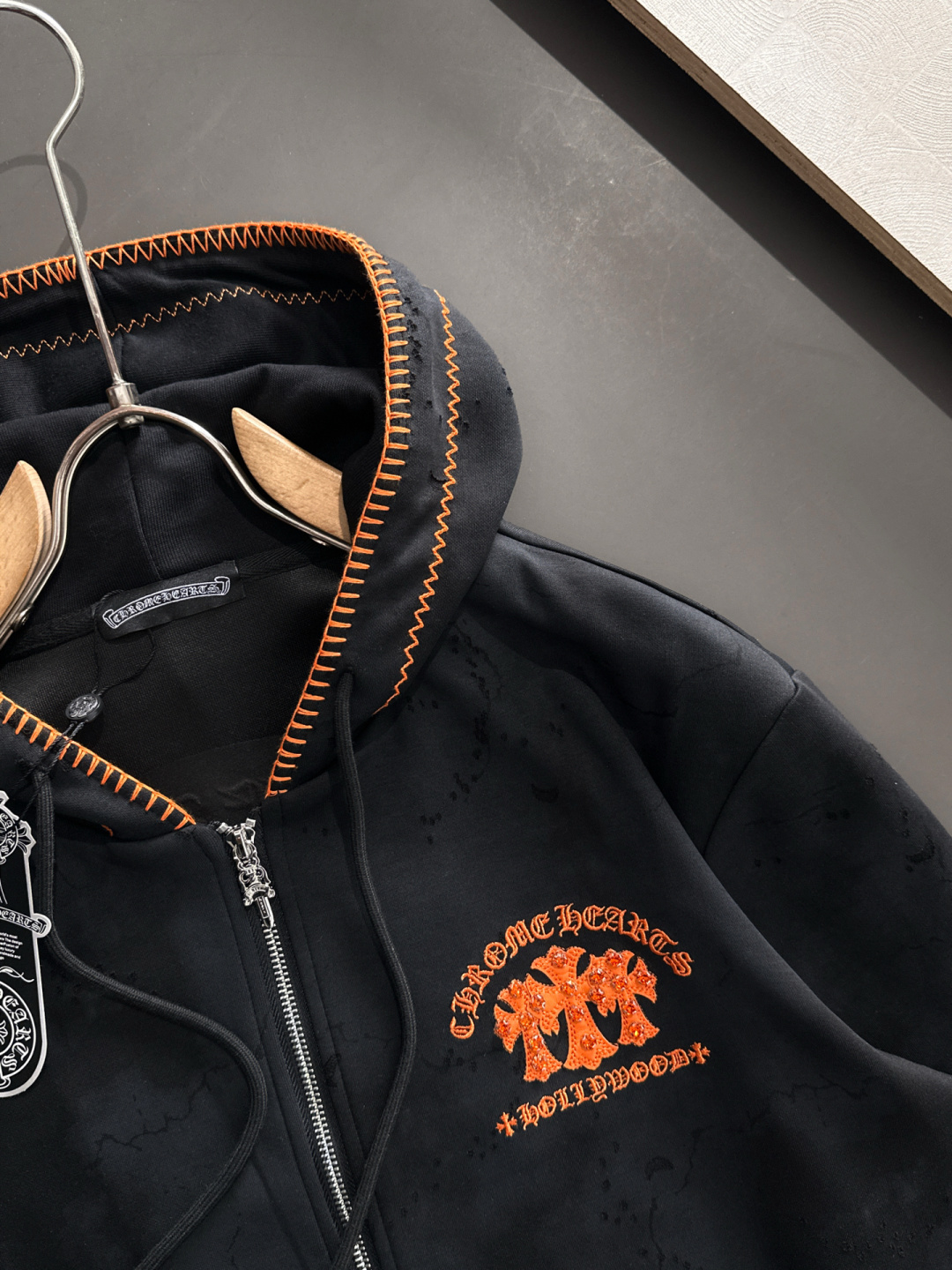 CH 25SS秋冬新款重磅推出男士卫衣开衫外套，定制时尚刺绣提花logo，简约大气设计，立体感十足。个性