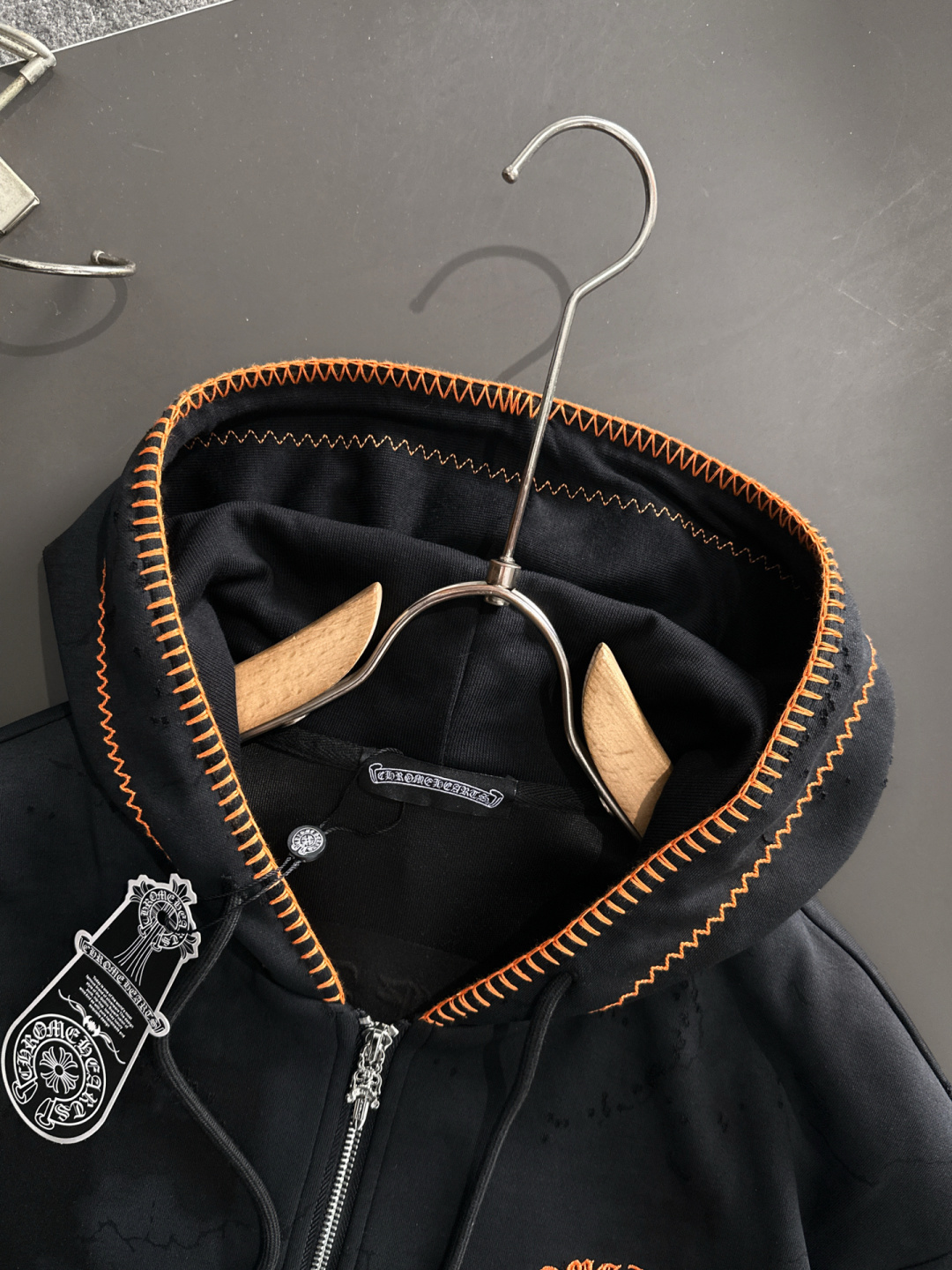 CH 25SS秋冬新款重磅推出男士卫衣开衫外套，定制时尚刺绣提花logo，简约大气设计，立体感十足。个性