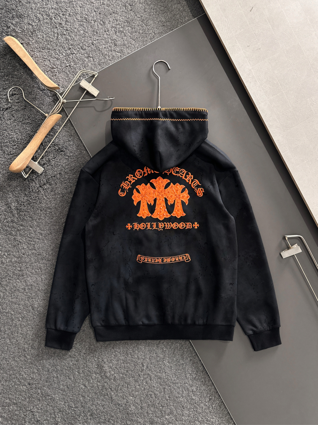 CH 25SS秋冬新款重磅推出男士卫衣开衫外套，定制时尚刺绣提花logo，简约大气设计，立体感十足。个性