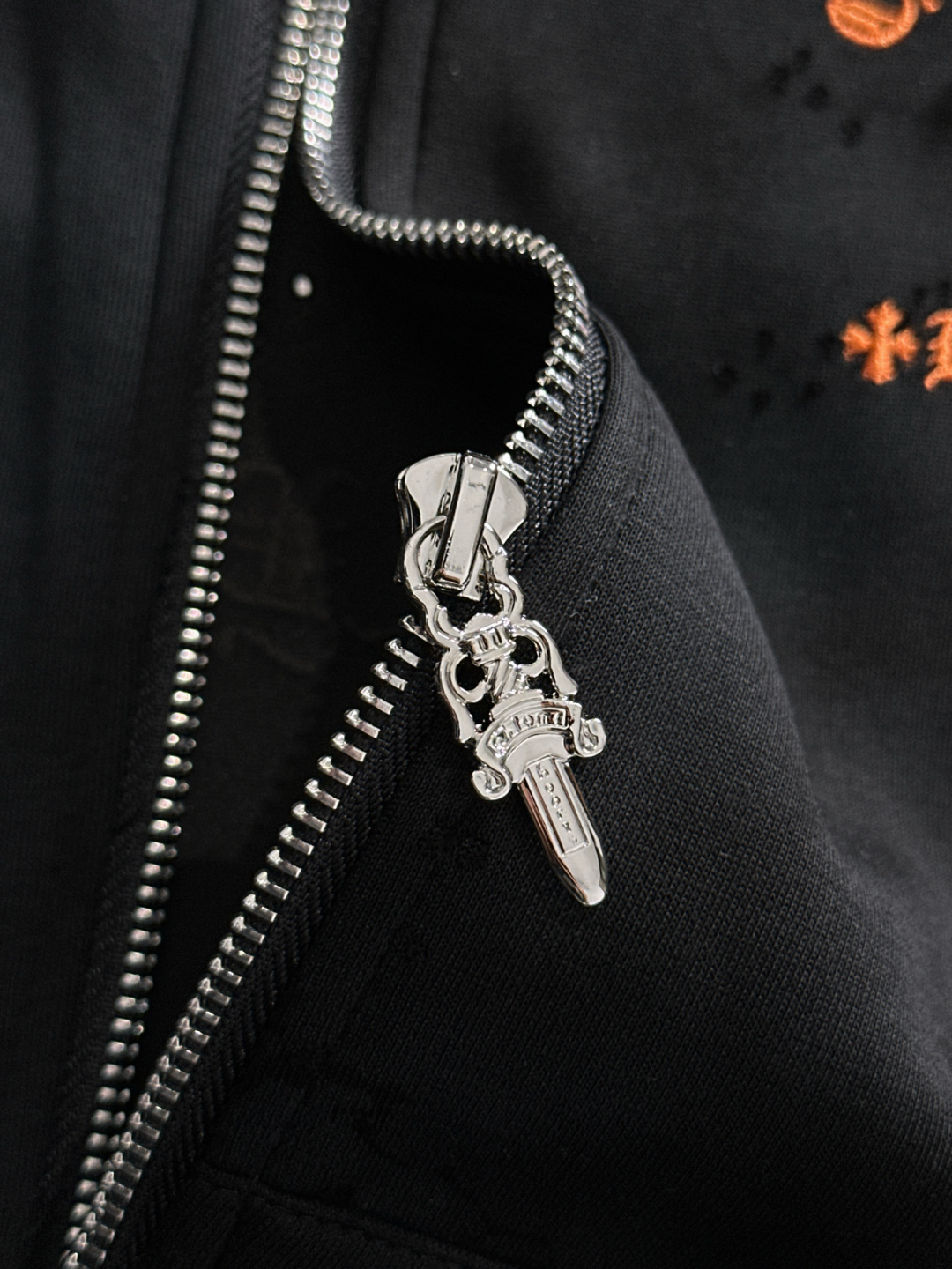 CH 25SS秋冬新款重磅推出男士卫衣开衫外套，定制时尚刺绣提花logo，简约大气设计，立体感十足。个性