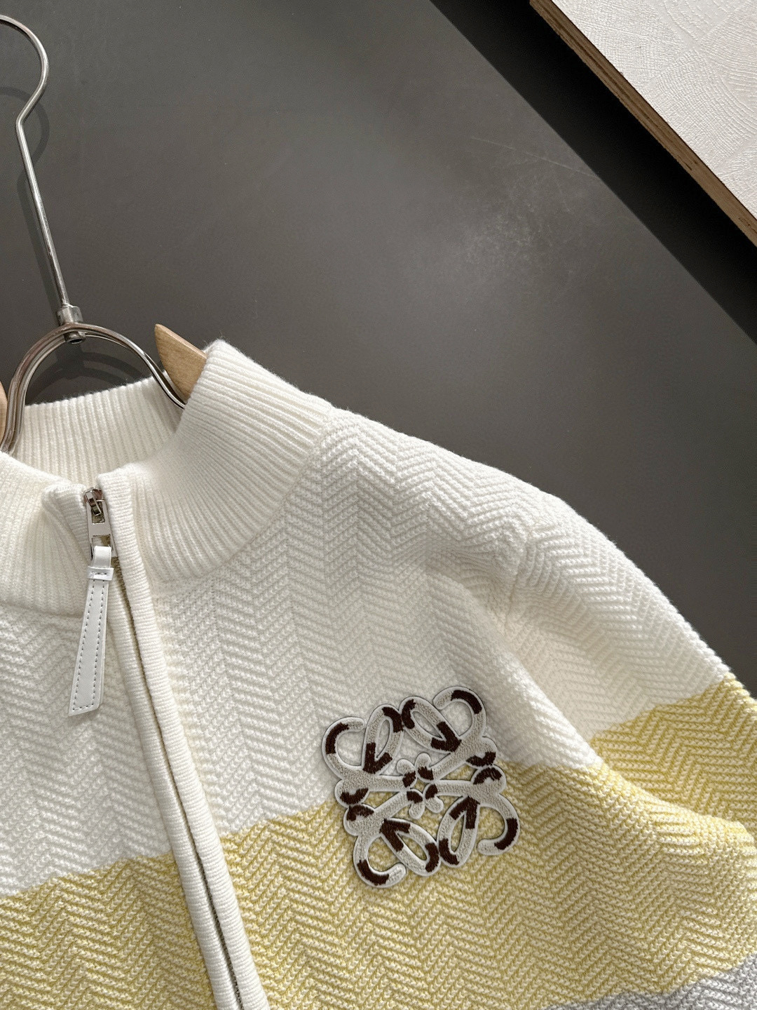 LOW 2025Ss秋冬新款男女同款高克重针织开衫，配色标识条纹工艺设计！钩织标识条纹修饰，设计经典配色