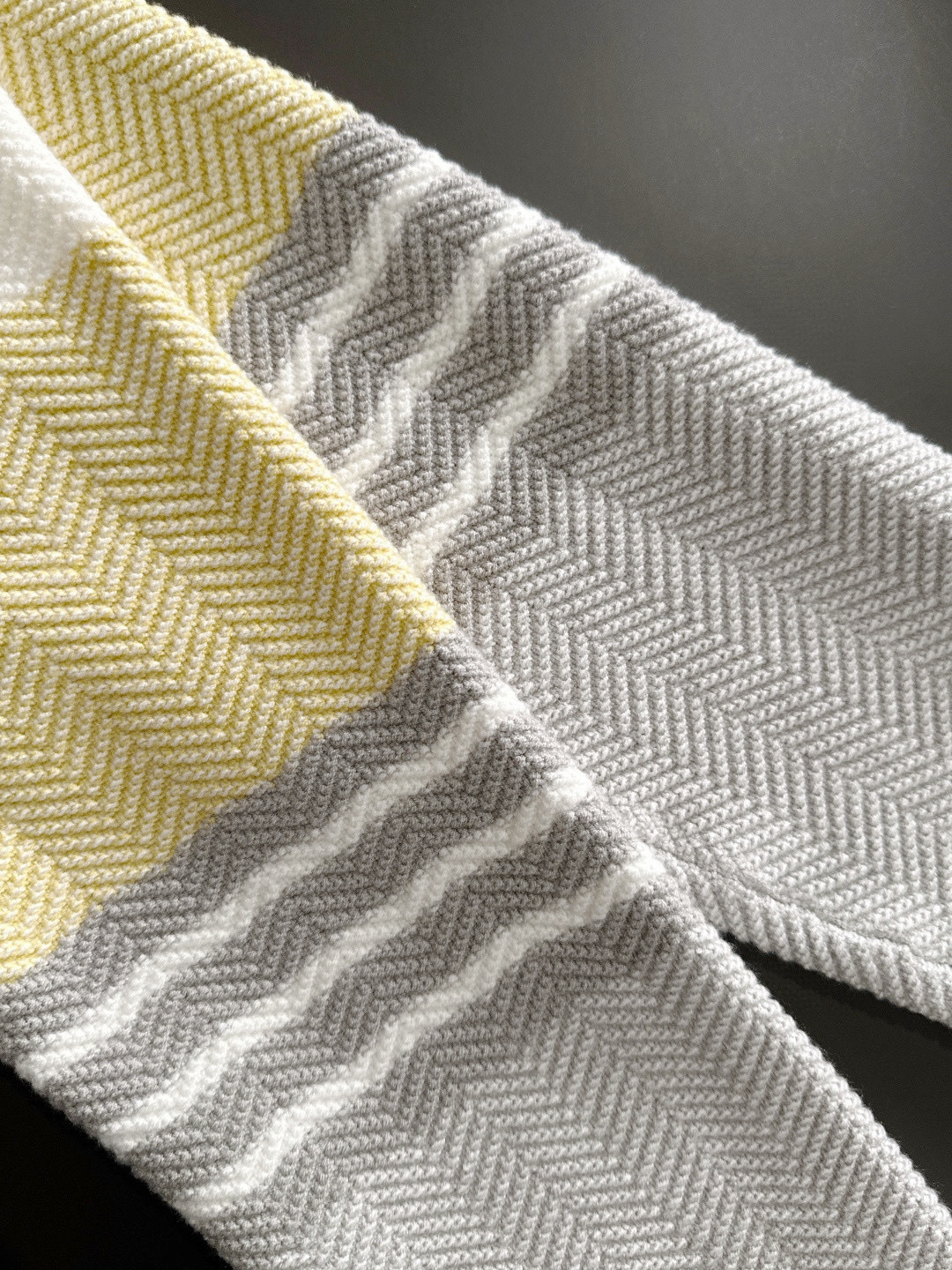 LOW 2025Ss秋冬新款男女同款高克重针织开衫，配色标识条纹工艺设计！钩织标识条纹修饰，设计经典配色