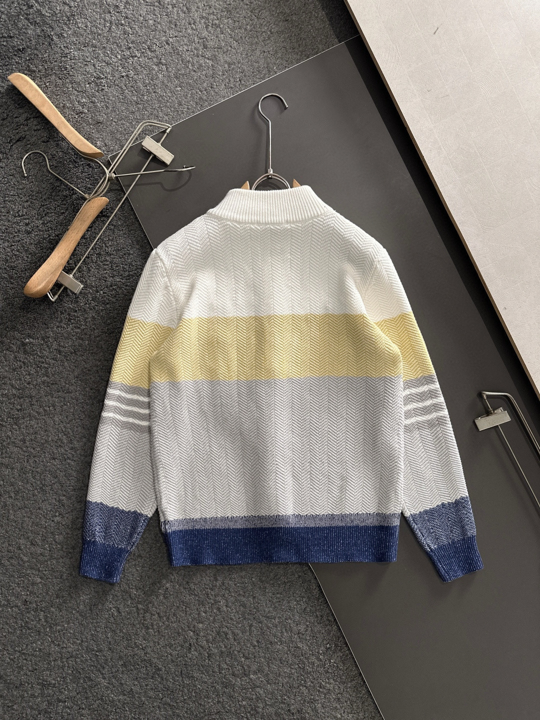 LOW 2025Ss秋冬新款男女同款高克重针织开衫，配色标识条纹工艺设计！钩织标识条纹修饰，设计经典配色