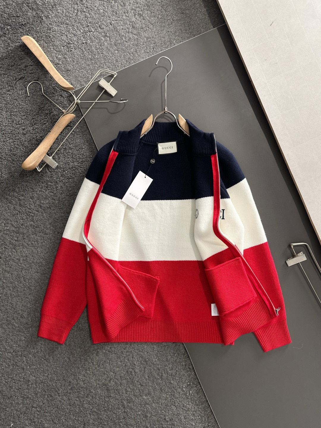 LOW 2025Ss秋冬新款男女同款高克重针织开衫，配色标识条纹工艺设计！钩织标识条纹修饰，设计经典配色