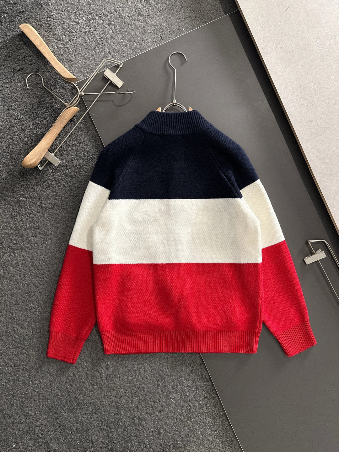 LOW 2025Ss秋冬新款男女同款高克重针织开衫，配色标识条纹工艺设计！钩织标识条纹修饰，设计经典配色