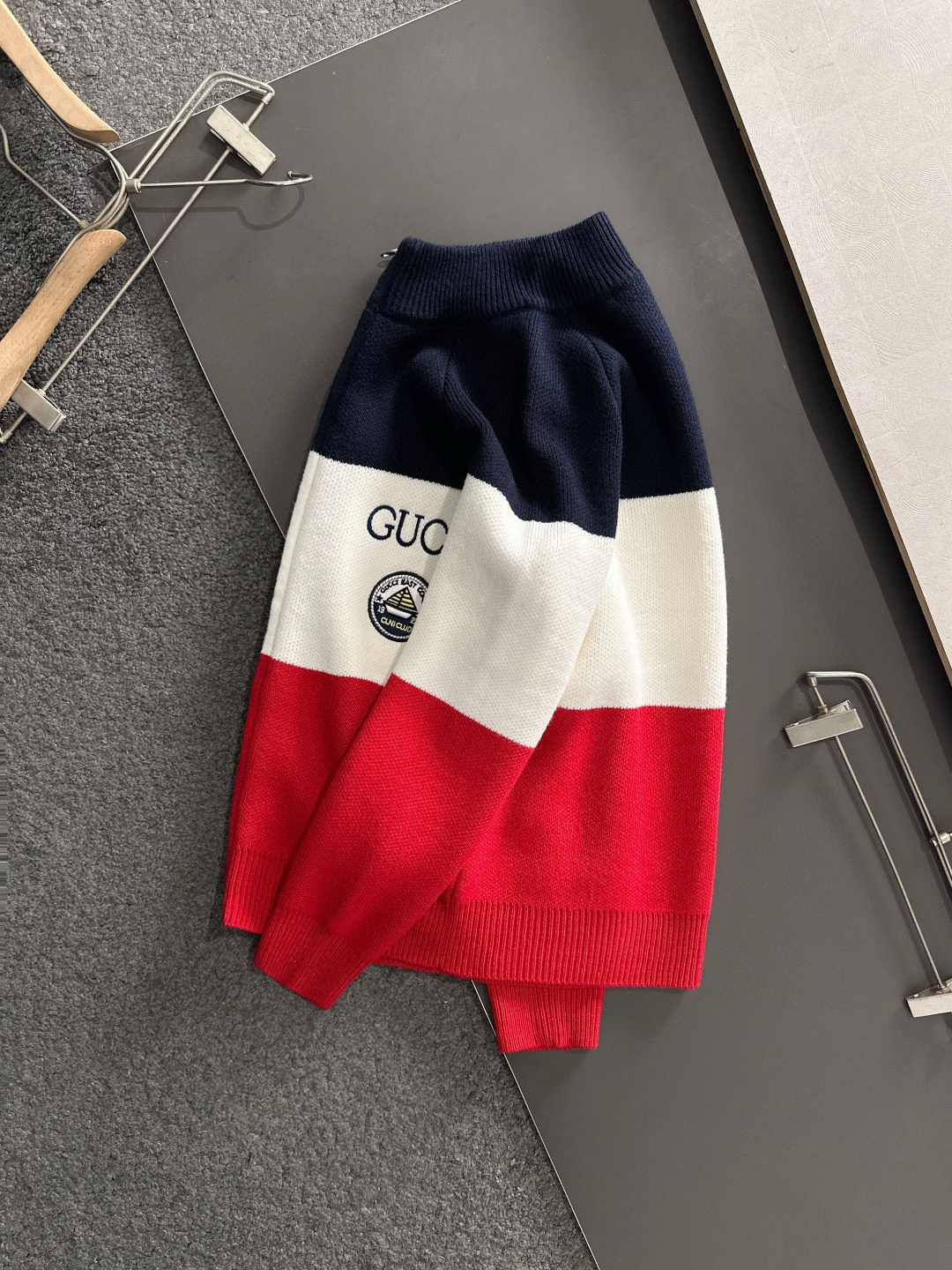 LOW 2025Ss秋冬新款男女同款高克重针织开衫，配色标识条纹工艺设计！钩织标识条纹修饰，设计经典配色