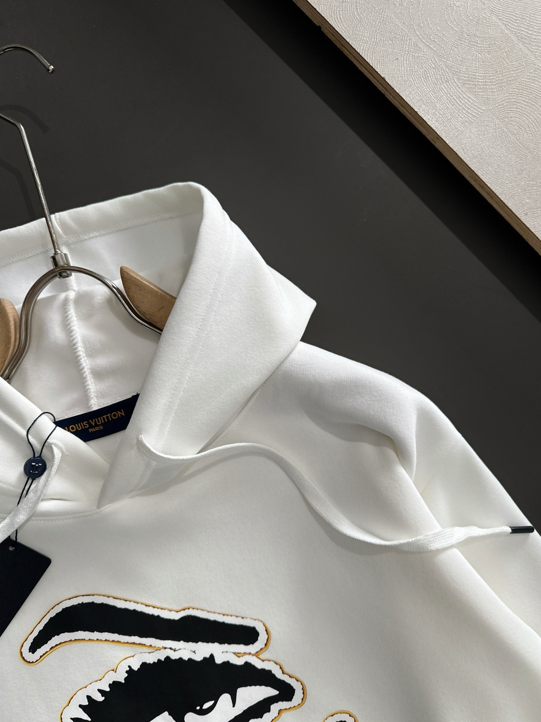 1V 2025SS新款男士加绒连帽卫衣 选用定制加绒卫衣面料 纹理细腻 舒适贴肤 插兜低口袋设计，饰以品