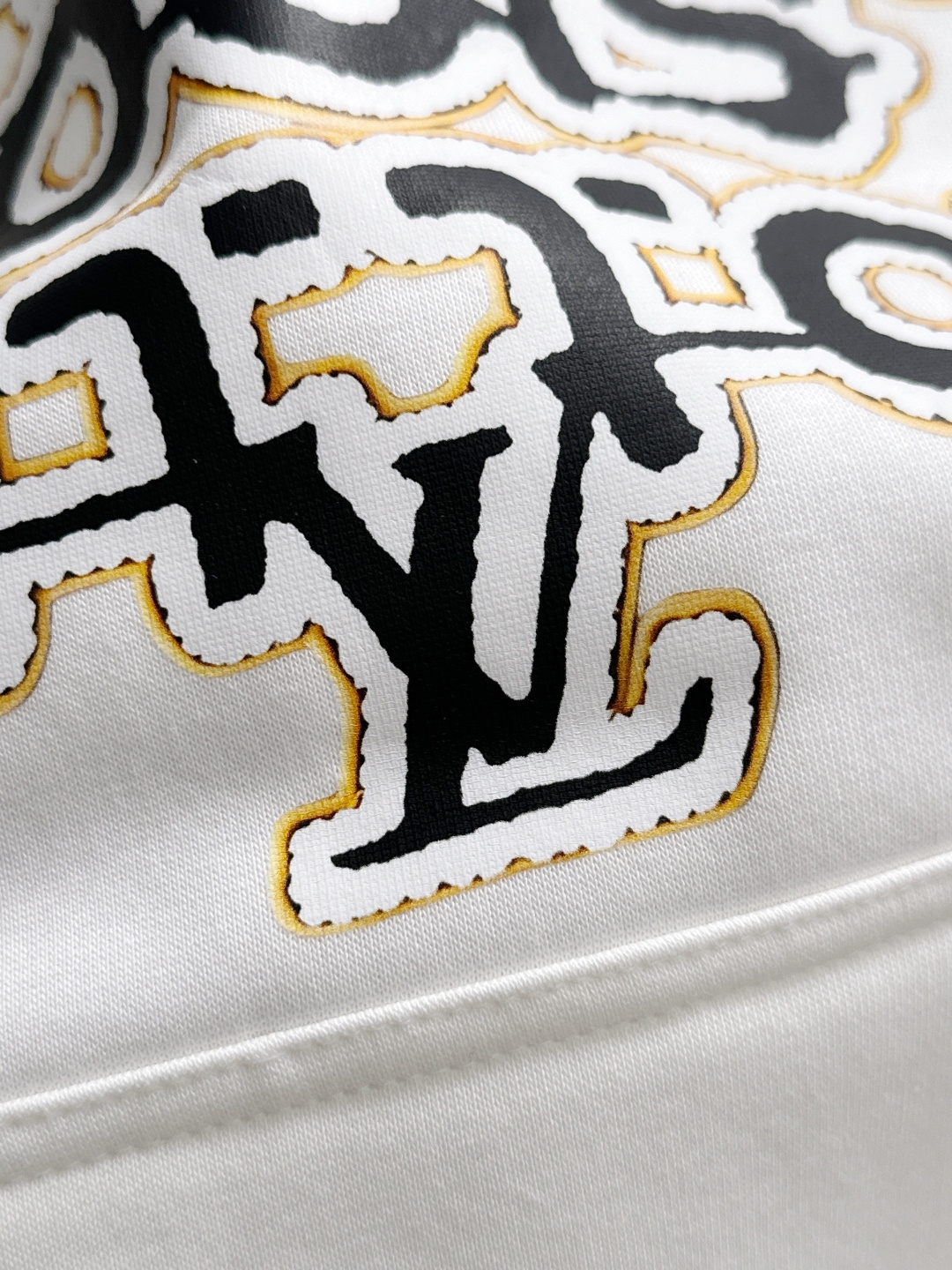 1V 2025SS新款男士加绒连帽卫衣 选用定制加绒卫衣面料 纹理细腻 舒适贴肤 插兜低口袋设计，饰以品