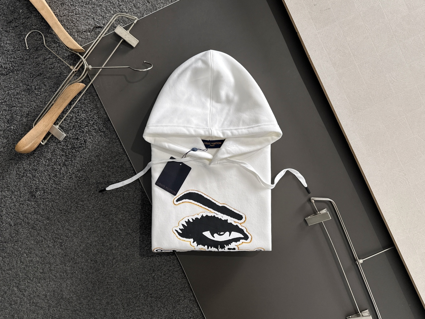 1V 2025SS新款男士加绒连帽卫衣 选用定制加绒卫衣面料 纹理细腻 舒适贴肤 插兜低口袋设计，饰以品