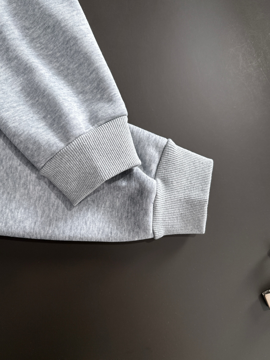 1V 2025SS新款男士加绒连帽卫衣 选用定制加绒卫衣面料 纹理细腻 舒适贴肤 插兜低口袋设计，饰以品